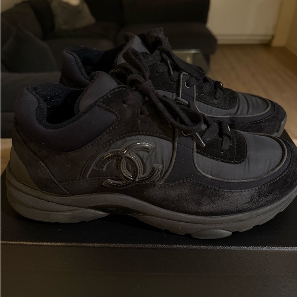 CHANEL CC Logo Suede Sneaker (Unisex) Size 39.5 - Picture 1 of 9